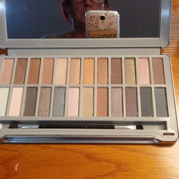 Ellen Tracy Other - Ellen tracy eyeshadow